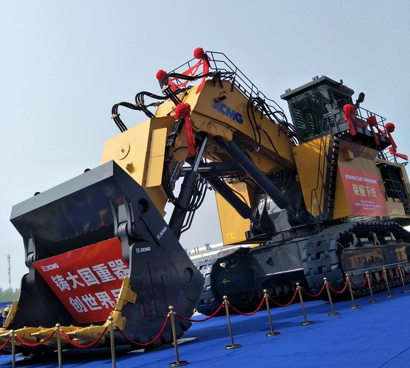 国内首台徐工700吨液压挖掘机今日下线