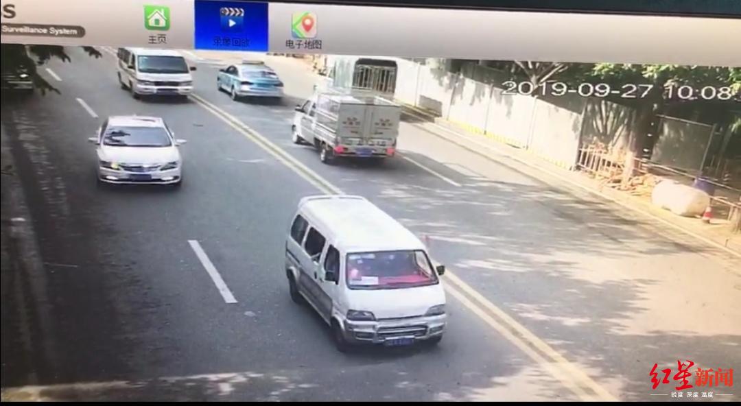 监控显示,前方面包车未避让救护车