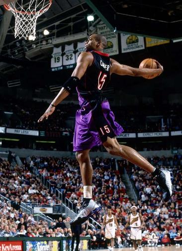 艾弗森的速度和弹跳都是历史顶级,他的小腿纤细而有力量,在同等身高的