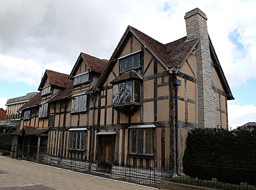 这是在英国埃文河畔斯特拉特福小镇拍摄的威廉·莎士比亚故居外景(新华社)