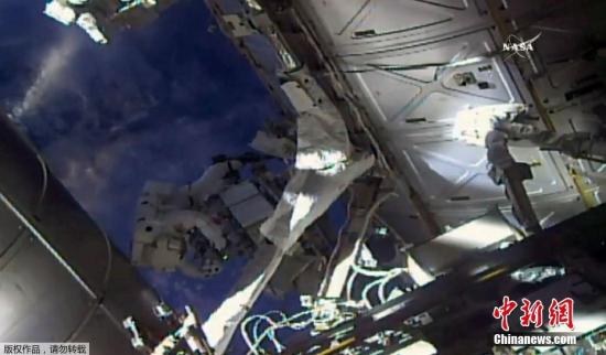 5月16日，国际空间站上两名宇航员执行太空行走任务。（视频截图）