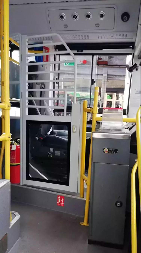 重庆万州公交车加装安全门 已在多条线路试运行