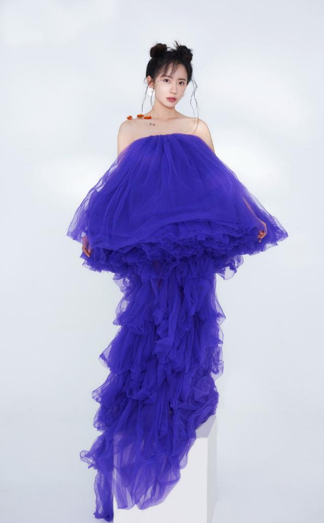 演《爱情公寓》出名还是白宇女友,穿"水母装"秀香肩,甜美可爱|刘萌萌