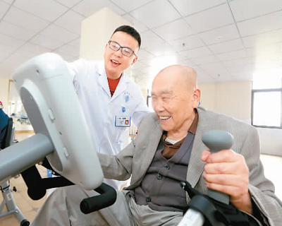 10月7日,四川省眉山市东坡区白马镇的眉山市第二社会福利院里,康复