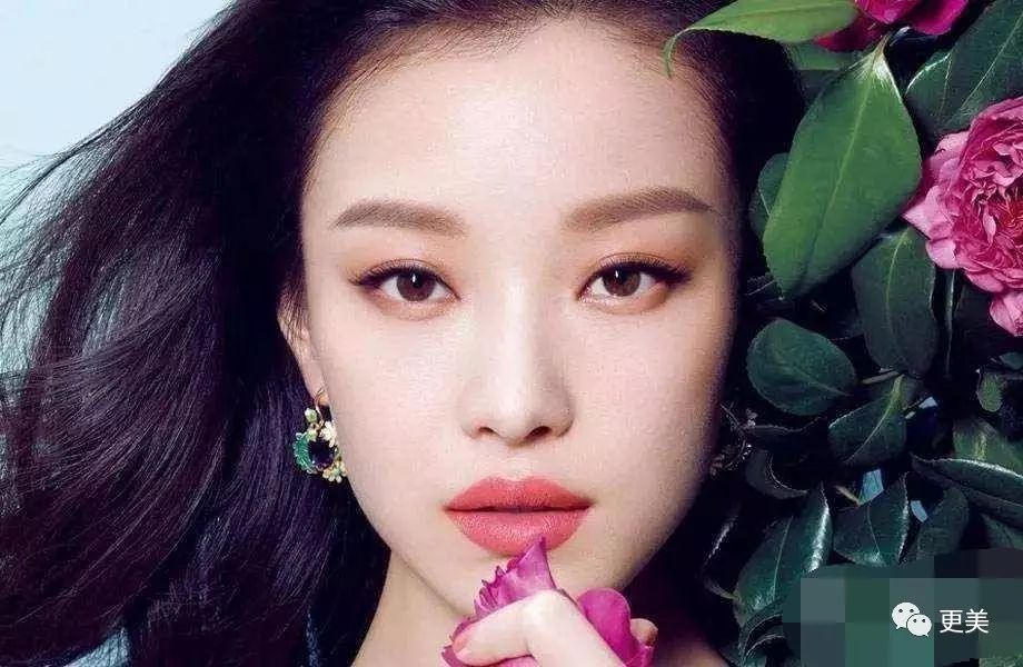 而上扬的眼尾会让人觉得有点凶,有气势.