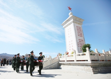 中共兴县县委书记梁志锋主持祭扫仪式.