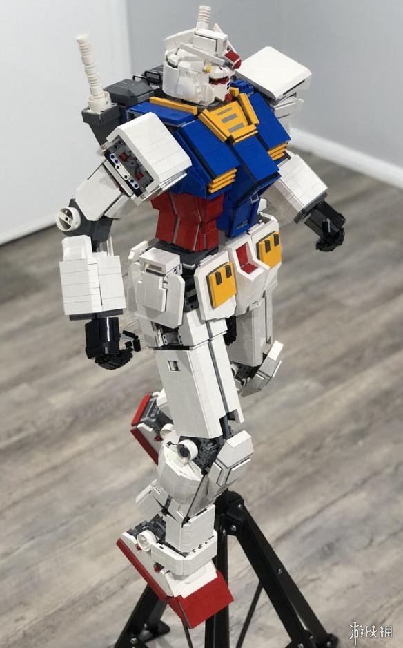 大神制作乐高版高达模型 不仅造型还原而且还能动!