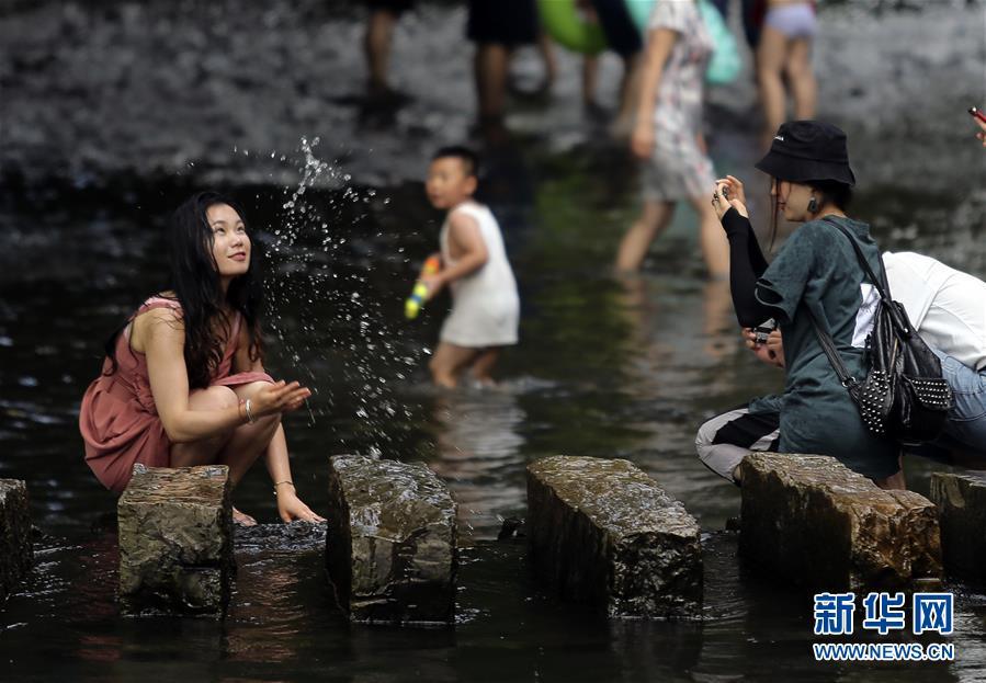 夏日炎炎,人们参加各种亲水活动,享受清凉.新华社发(张晖 摄)