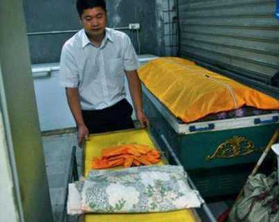 太平间"收尸人"的工作现场, 每个月要搬运三四十具尸体