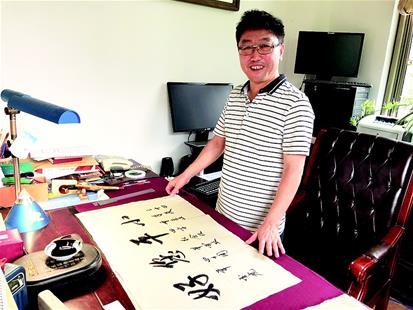 国庆横幅:国庆横幅“小平您好”作者:开始让写的是这7个字 图为:34年后,胡圣虎再次书写“小平您好”。