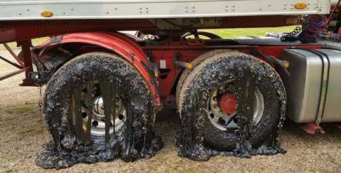 澳洲道路沥青熔化  车辆轮胎被黏到动弹不得