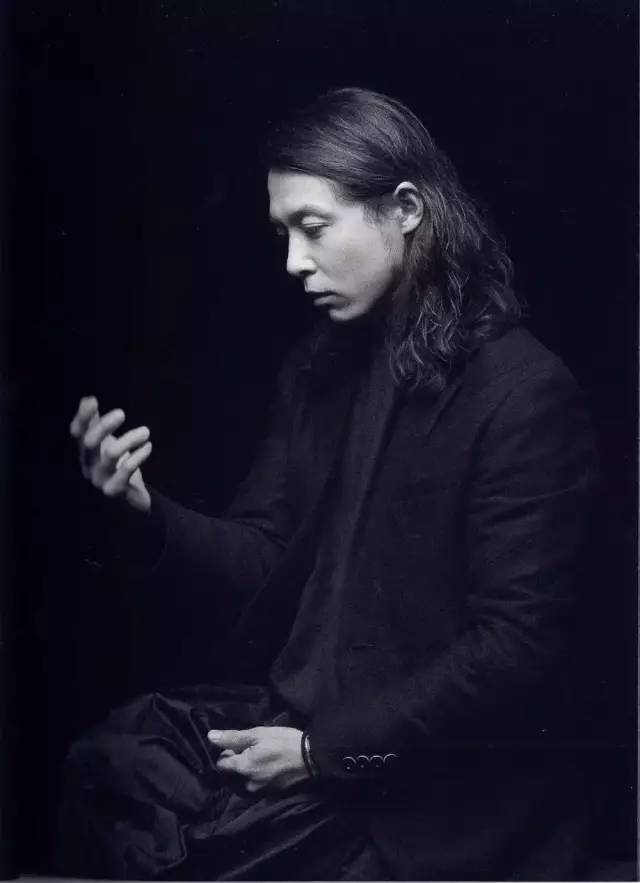 小田切让小田切让的长发造型大概是全日本风格最独树一帜的了.