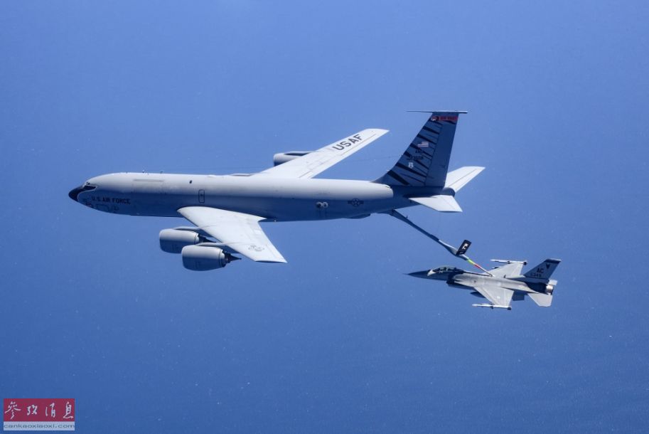 伴飞机拍摄的kc-135为f-16c空中加油远景照片.