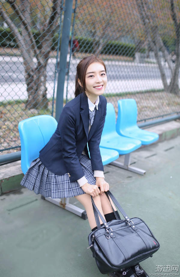 lpl主持余霜晒第二波学生制服照 却遭管泽元嫌弃?