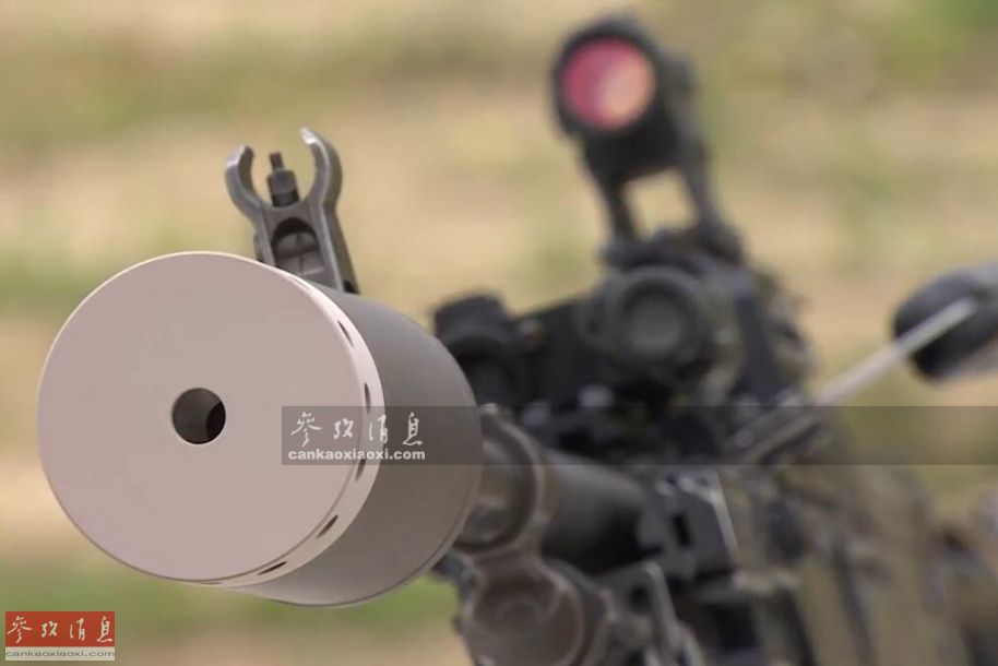 回到此次连射700发视频上,图为pkm加装的专用消音器特写.