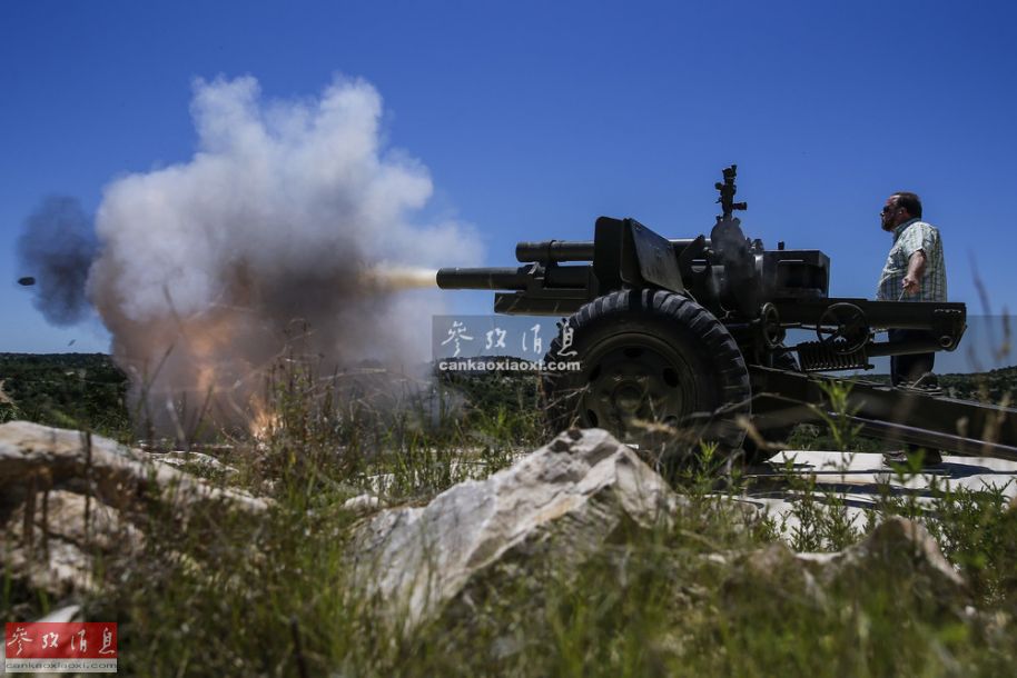 军迷体验发射105毫米榴弹炮.