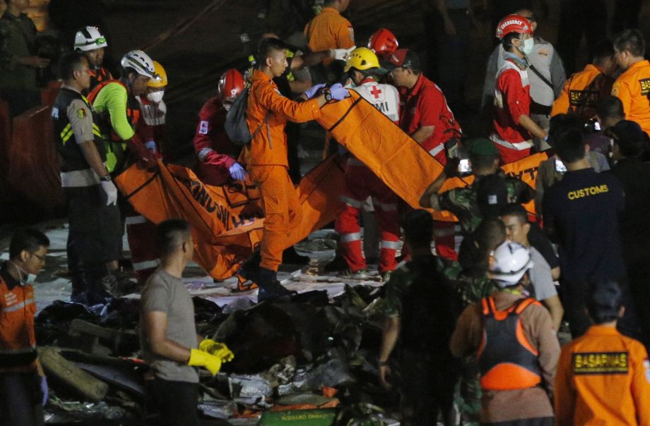 海外媒体印尼狮航客机坠毁恐无人生还机长曾要求折返