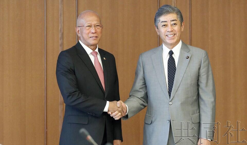 日本防相岩屋毅（右）4月17日在防卫省与菲律宾国防部长洛伦扎纳举行会谈。