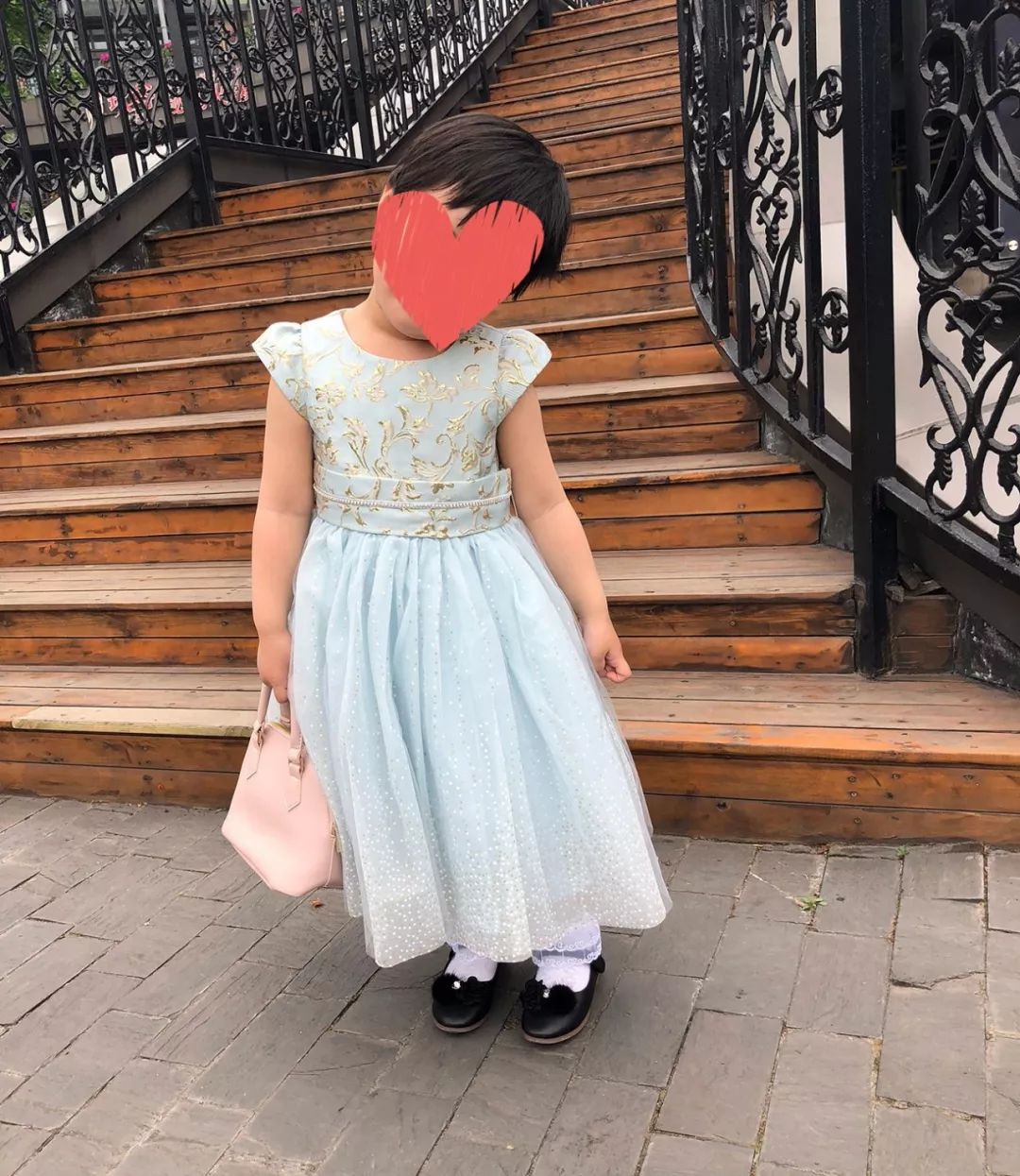 她妈妈说,这是一条自带公主人设的裙子,平时像假小子一样的小孩子