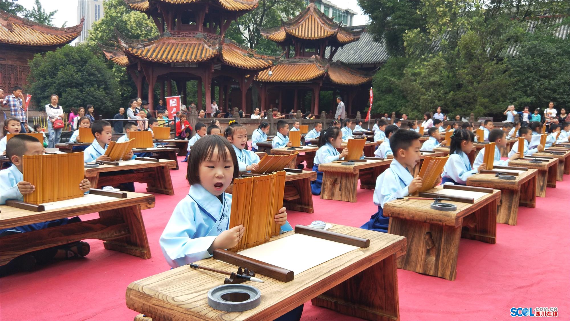 德阳百余儿童着汉服"开笔启蒙"过六一