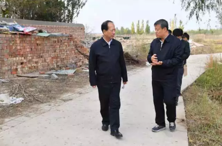 石泰峰暗访金马河休闲观光基地黄河堤防乱建问题。