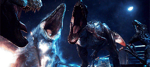 中很好的复原了这一幕,先是一口咬住猎物:在捕食时,沧龙的大头是最