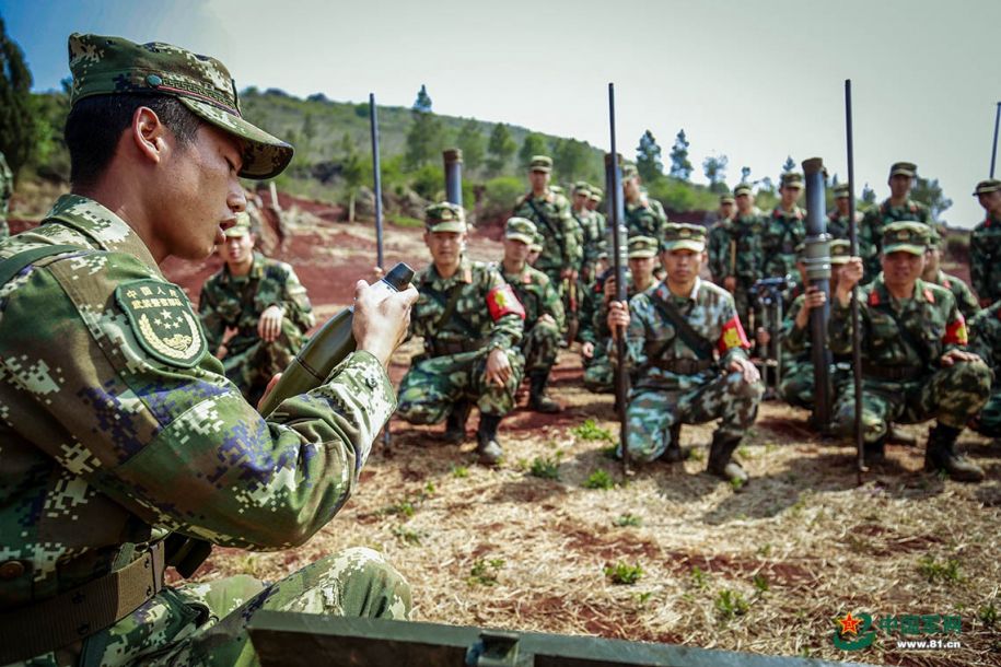 "全班注意,开始射击,101号目标地环靶,榴弹瞬发引信,2号装药,标尺xx