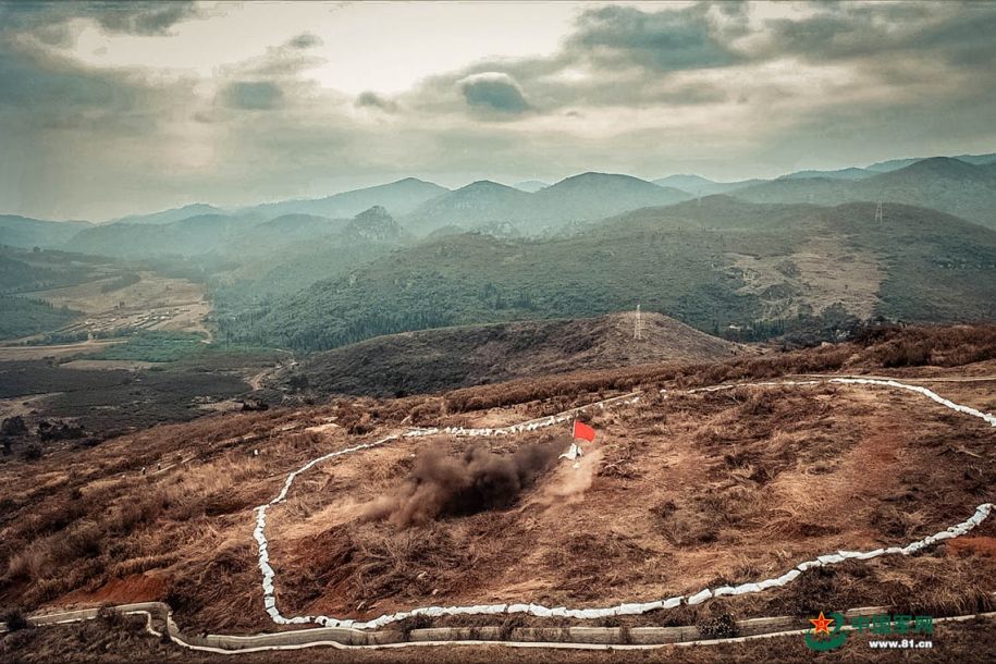 "全班注意,开始射击,101号目标地环靶,榴弹瞬发引信,2号装药,标尺xx