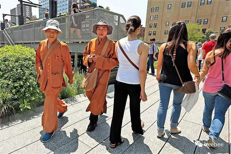 美国假和尚泛滥,逮着路人就要求开光