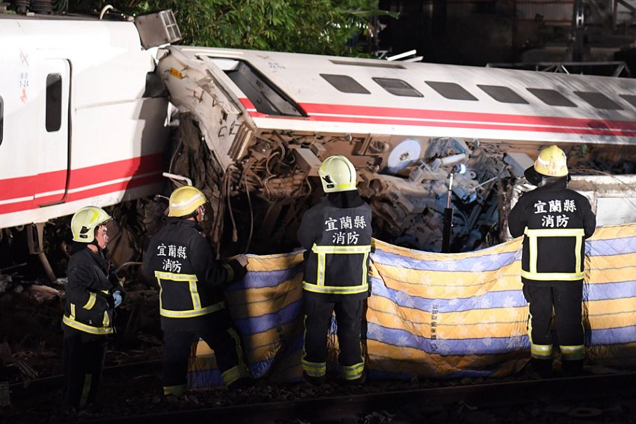 海外媒体:台湾列车脱轨事故已致18人死亡上百