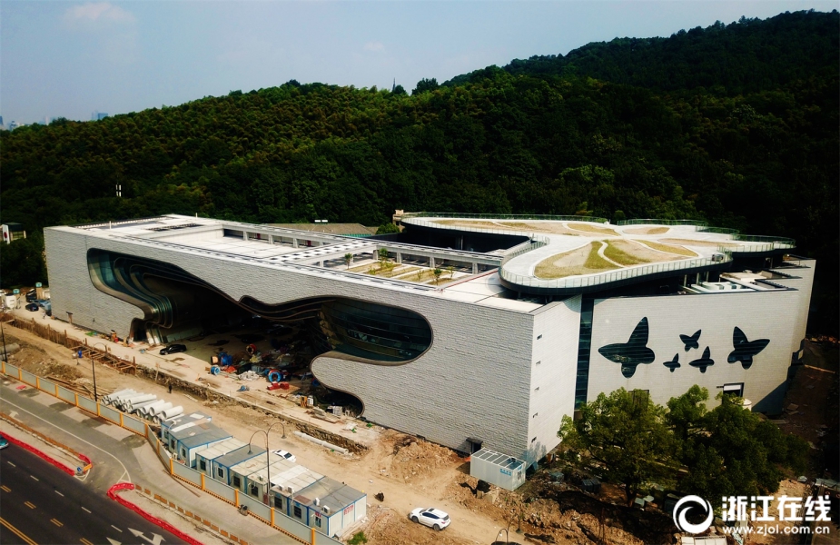 中国越·剧场"世界上最大的蝴蝶"落在西湖边