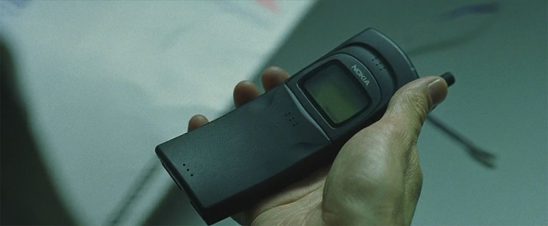 电影《黑客帝国》中也曾出现过这款经典的诺基亚手机,只是把滑盖改为