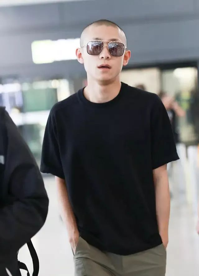 王源寸头造型帅呆,寸头真是检验颜值的硬标准!