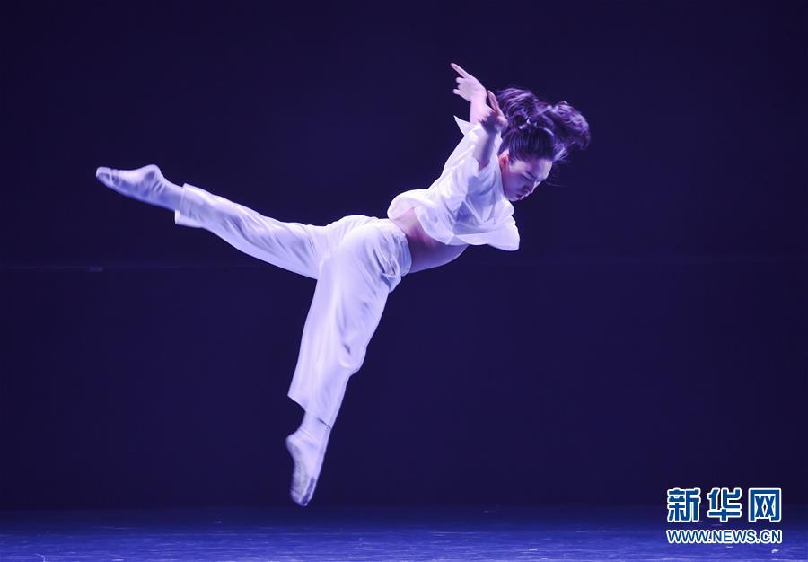 7月16日,在福州大戏院,台北艺术大学学生表演独舞.