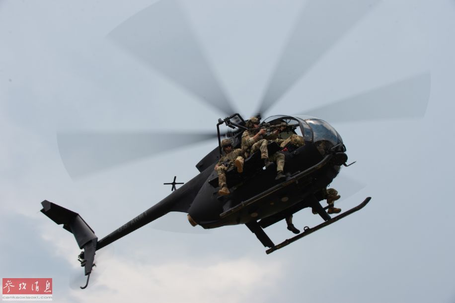 搭载突击队员的mh-6"小鸟"特战直升机低空快速接近目标建筑.