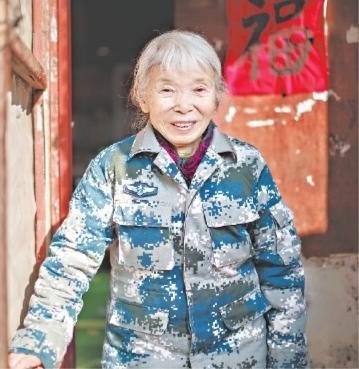 近日，马旭奶奶获得“时代楷模——武汉精神践行者”2018年度人物荣誉称号 / 图自长江日报