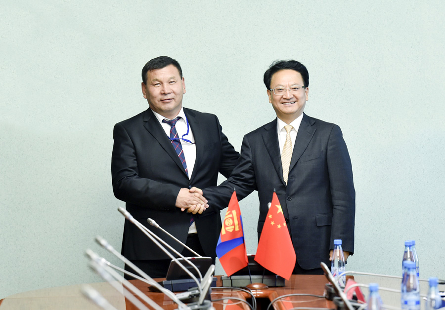 图为省委副书记,省长景俊海与蒙古中央省省长巴特扎尔格勒会谈.