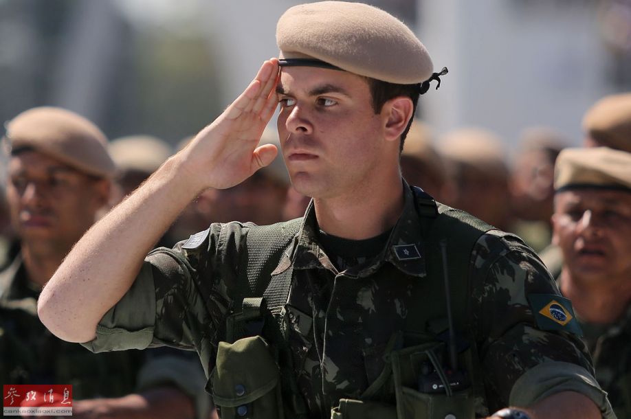 点击图片进入下一页9月7日,在巴西圣保罗,士兵们参加独立日阅兵.