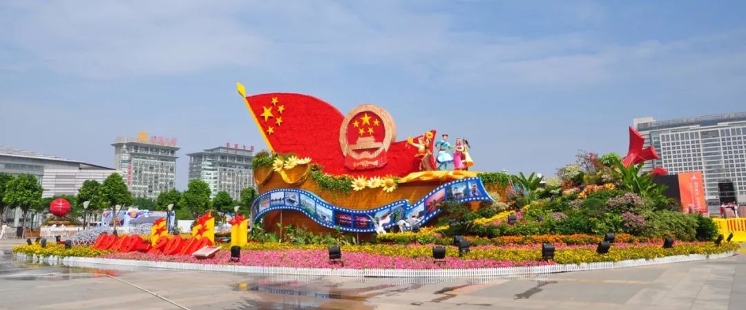 中心广场又摆花啦,见证东莞辉煌历程!穿越过去13年的国庆主花坛