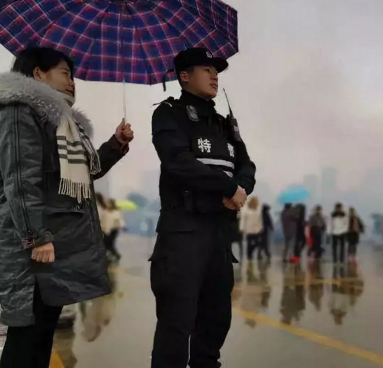 妻子驱车400公里到武汉探班特警丈夫 雨中为他撑伞两小时 特警 汪瑞 妻子 新浪新闻 妻子驱车400公里到武汉探班特警丈夫 雨中为他撑伞两小时 特警 汪瑞 妻子 新浪新闻
