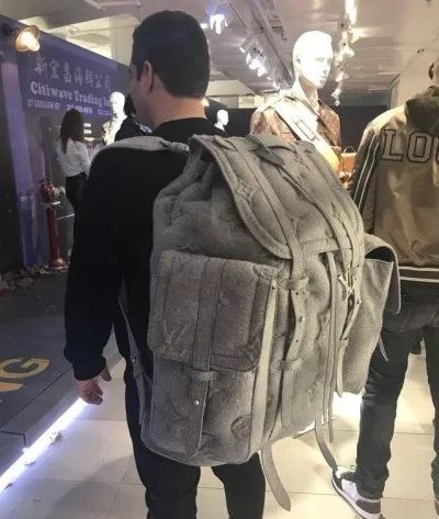 我男朋友舔鞋又闻鞋请问他是变态吗