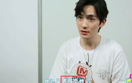 Angelababy朱一龙上海拍戏被偶遇,剧组到处贴