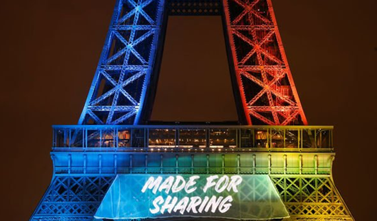 法国埃菲尔铁塔上的2024年奥运会英文宣传标语。来源：Getty
