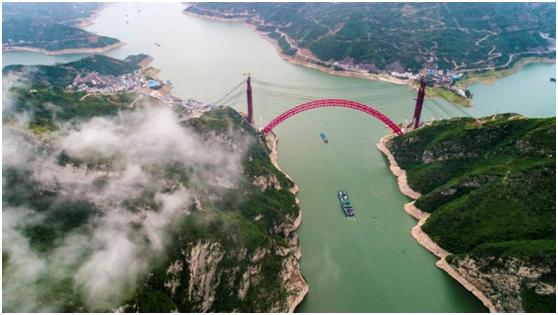 秭歸長江大橋：峽江飛跨致富橋