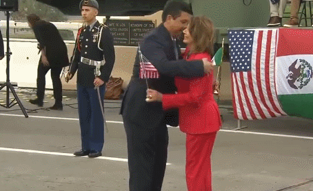 佩洛西与墨西哥官员拥抱并交换国旗  The Hill视频截图