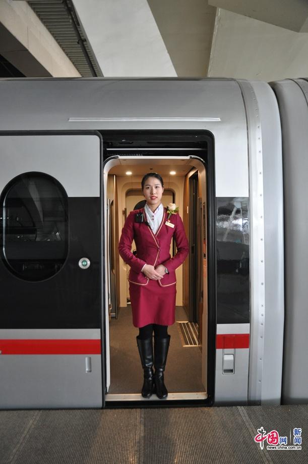 2019年1月5日,乘务员面带微笑立于车门前,迎接上车的旅客.