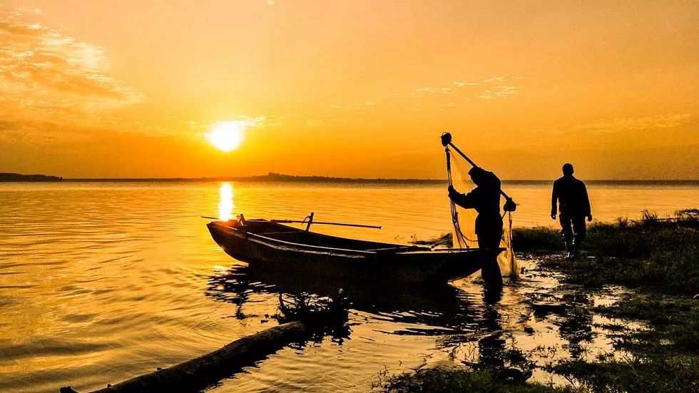 作品简介:在地下过街桥,看到这一幅美妙的画面,忍不住随手拍下手机