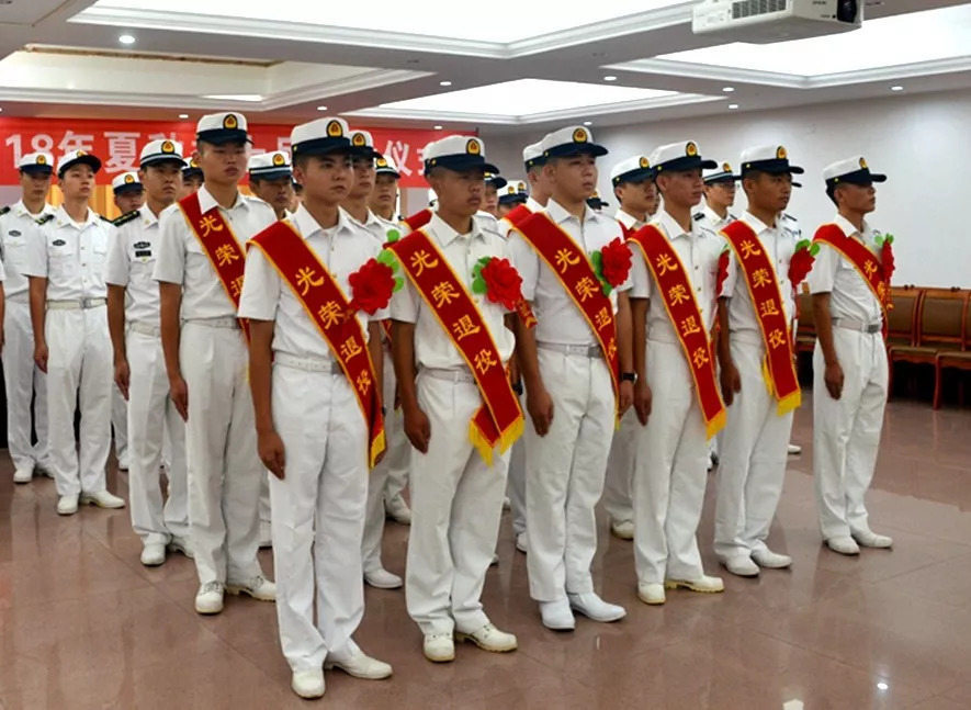 海军某试验训练场隆重欢送退役士兵