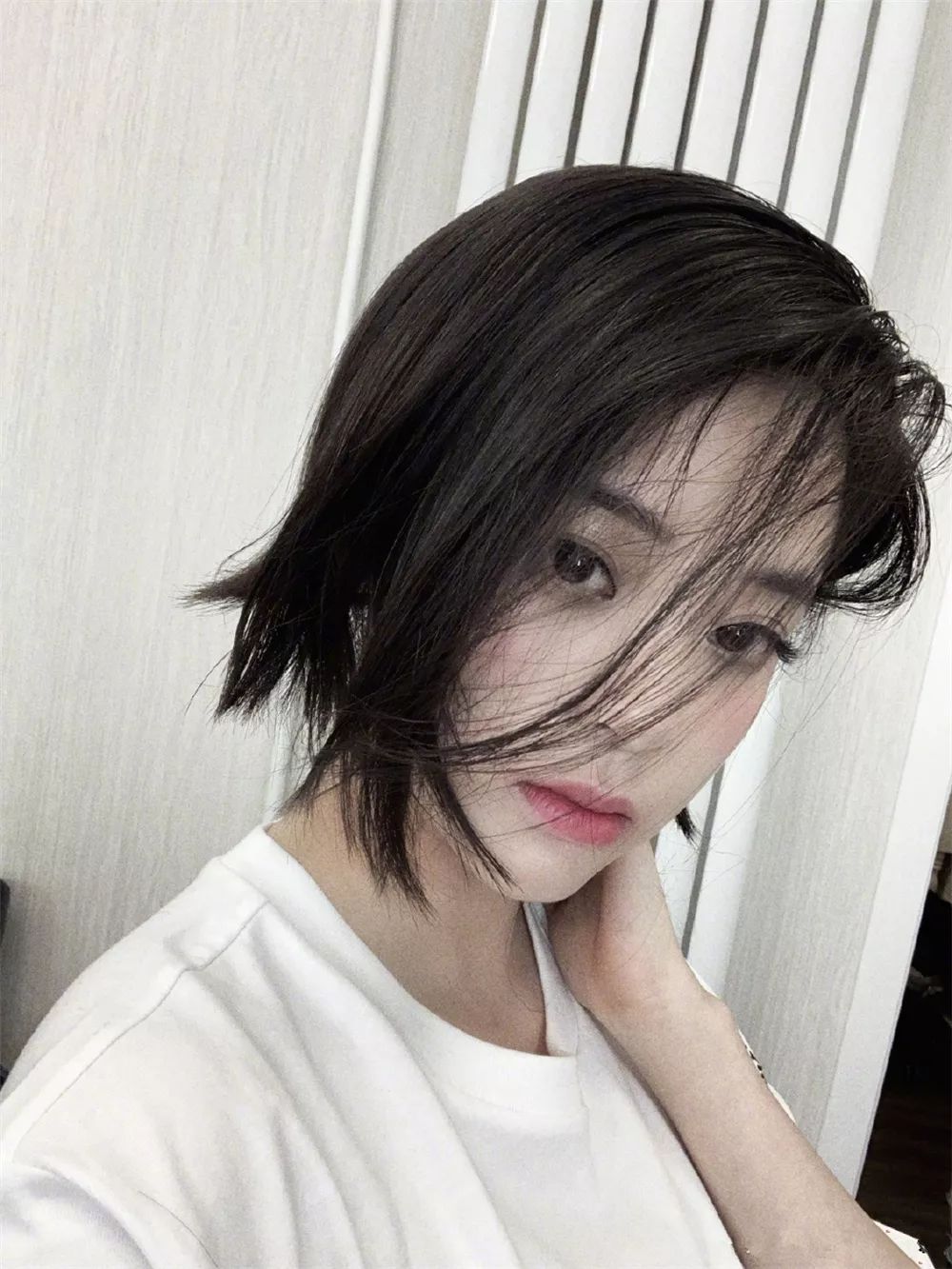一头短发酷帅干练,连气质都变高冷了