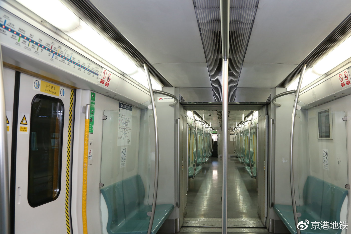 为缓解早晚高峰拥挤 京港地铁车厢内部分座椅被拆除